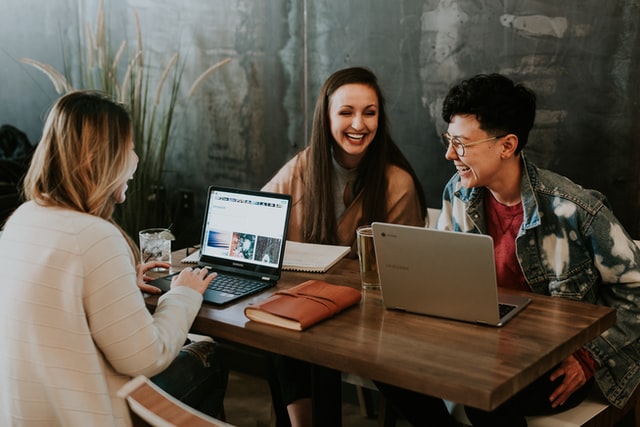 Collègues heureux au travail